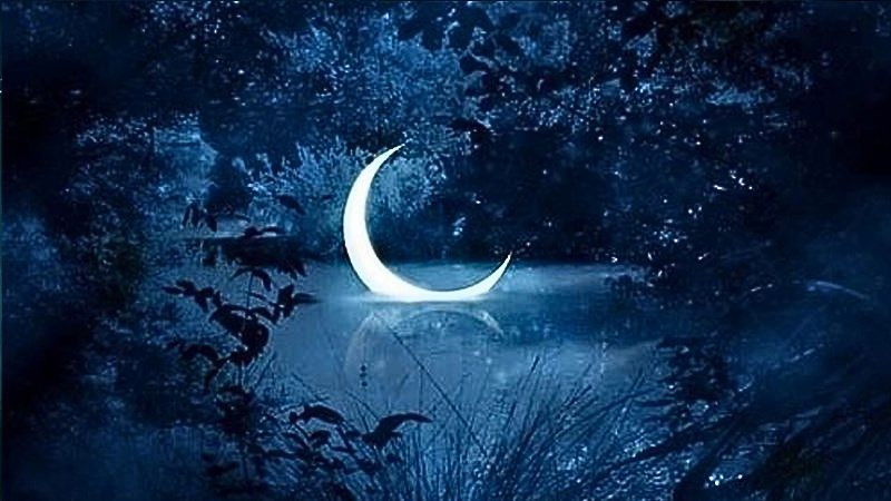 Ảnh mặt trăng khuyết tinh tế trên nền trời