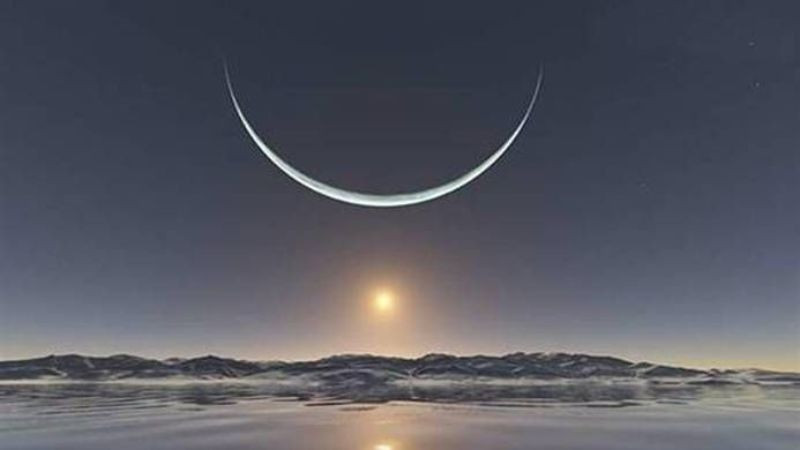 Ảnh mặt trăng khuyết với ánh sáng dịu dàng