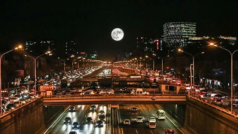 Ảnh mặt trăng trên bầu trời đêm đô thị