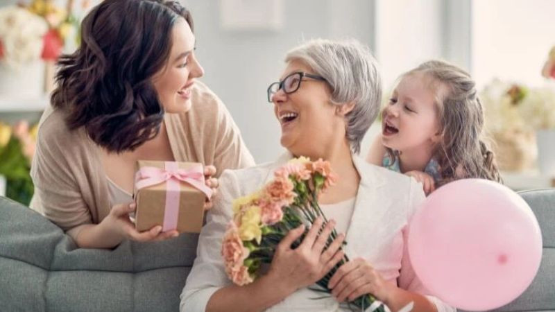 Ảnh mẹ cầm bó hoa tươi thắm, biểu tượng của sự tri ân và tình yêu.