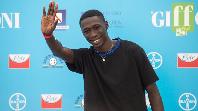 Ảnh meme &quot;anh da đen&quot; vẫy tay chào