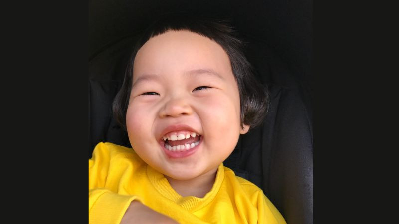 Ảnh meme em bé cười vui vẻ
