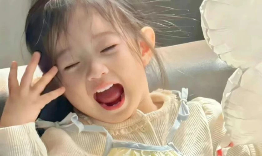 Ảnh meme em bé lè lưỡi nghịch ngợm