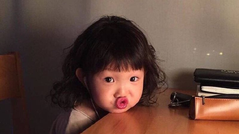 Ảnh meme em bé với biểu cảm ngộ nghĩnh