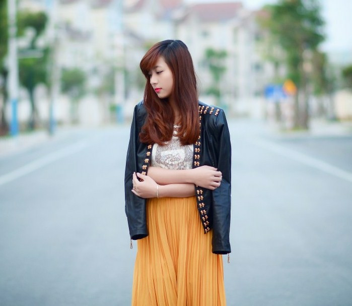 Ảnh một cô gái xinh đang nhìn xa xăm với vẻ buồn man mác