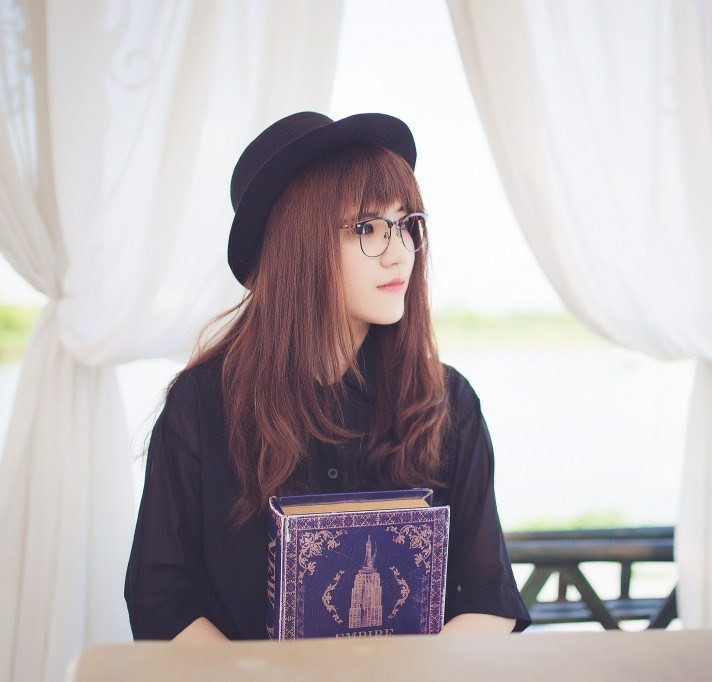 Ảnh một cô gái xinh đeo kính cận cười mỉm