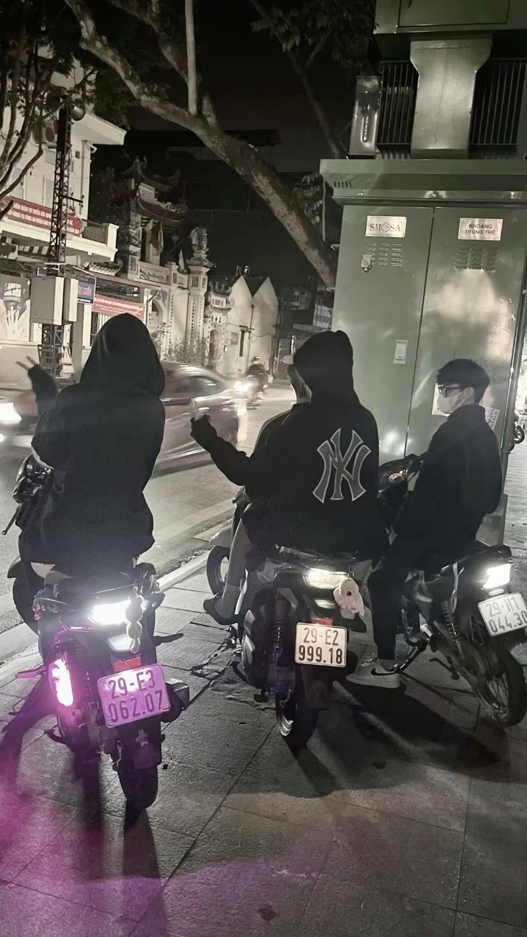 Ảnh một nhóm nam giới đứng cạnh những chiếc xe Wave nhiều màu sắc khác nhau