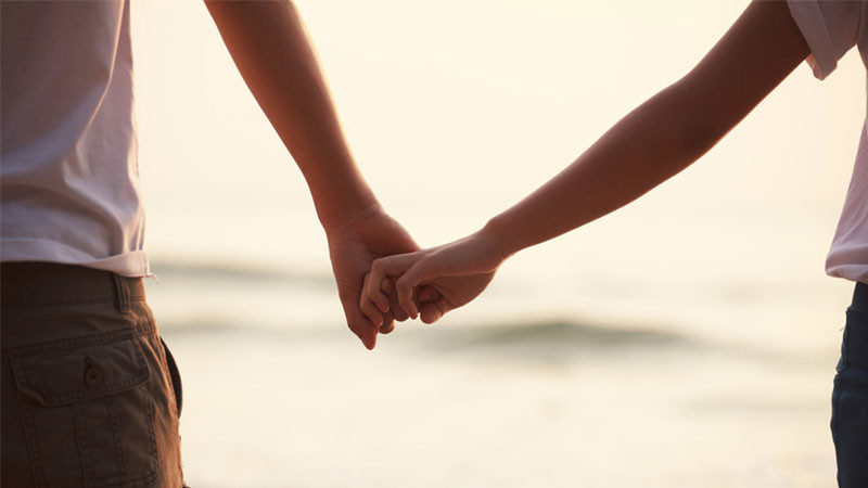 Ảnh nắm tay đen trắng, tăng thêm vẻ cổ điển và chiều sâu cảm xúc