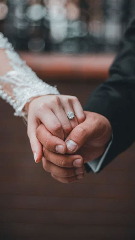 Ảnh nắm tay đôi lứa đã kết hôn, nhẫn cưới là điểm nhấn