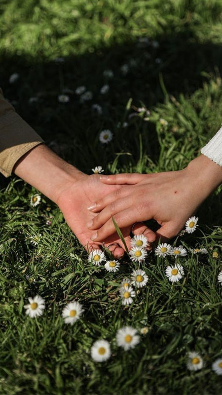 Ảnh nắm tay đôi lứa với tông màu ấm áp, thể hiện sự ngọt ngào