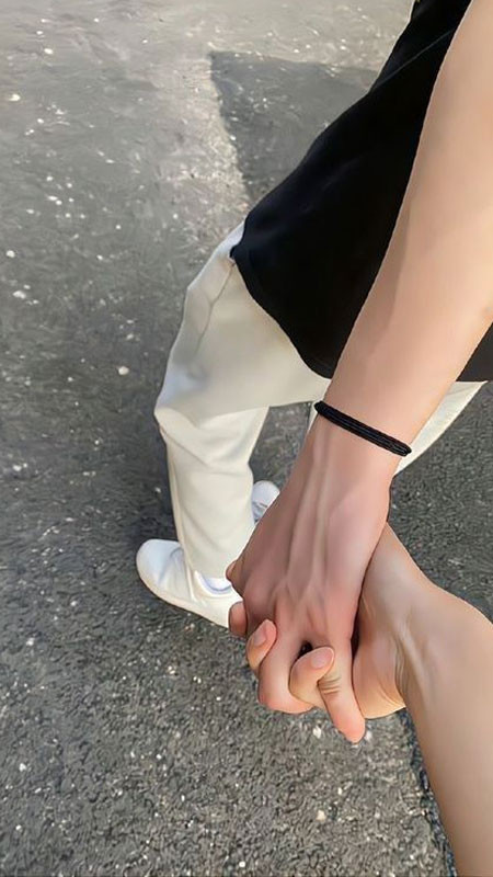 Ảnh nắm tay lãng mạn với phông nền bokeh mờ ảo