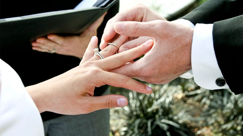 Ảnh nắm tay trên bãi cỏ xanh mướt, tạo cảm giác tươi mới