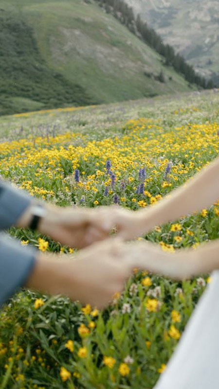 Ảnh nắm tay với ánh sáng tự nhiên, tạo cảm giác chân thực