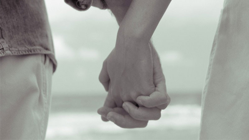 Ảnh nắm tay với bối cảnh bầu trời hoàng hôn đầy màu sắc