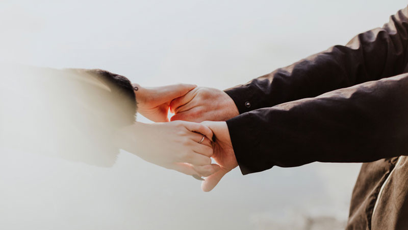 Ảnh nắm tay với bối cảnh chỉ có đôi bàn tay trên nền trắng