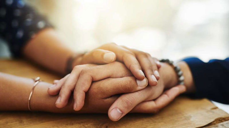 Ảnh nắm tay với bối cảnh đơn giản, thể hiện sự bình yên