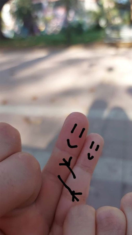 Ảnh nắm tay với bối cảnh tối giản, tập trung vào đôi tay