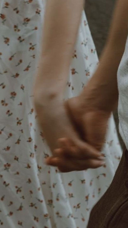 Ảnh nắm tay với phông nền hoa lá tạo cảm giác gần gũi với thiên nhiên