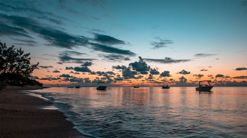 Ánh nắng bình minh chiếu rọi mặt biển