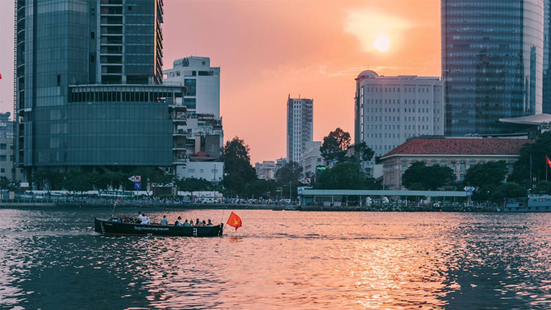 Ánh nắng mặt trời chiếu xuống một con phố đông đúc trong thành phố