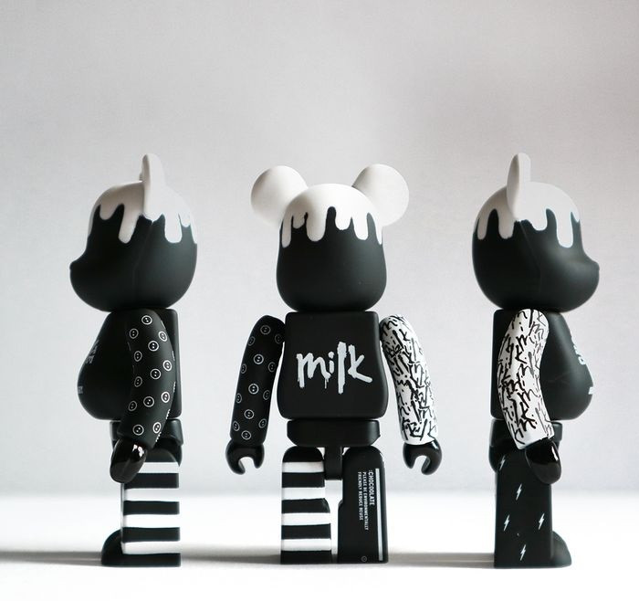 Ảnh nền Bearbrick đơn giản với tông màu đen trắng