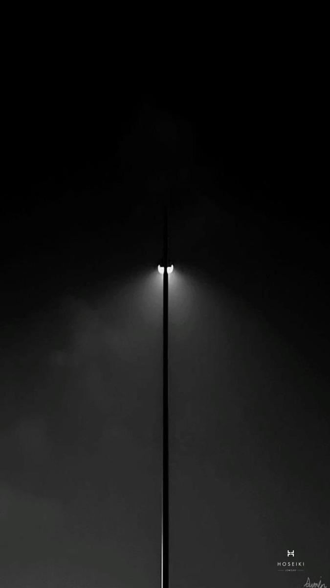 Ảnh nền buồn thể hiện sự tĩnh mịch, cô đơn giữa đám đông.