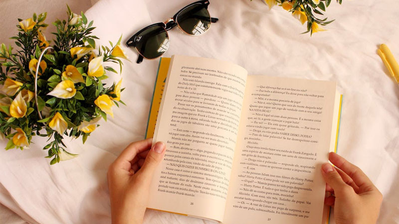 Ảnh nền đẹp kệ sách đầy màu sắc