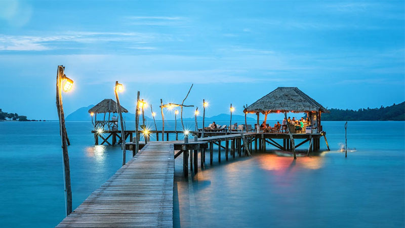 Ảnh nền đẹp phong cảnh cầu gỗ trên hồ