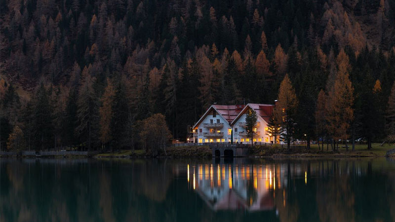 Ảnh nền đẹp phong cảnh hồ nước tĩnh lặng