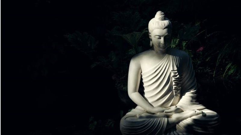 Ảnh nền Phật A Di Đà đứng trên đài sen uy nghiêm