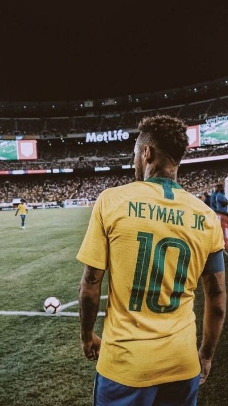 Ảnh Neymar chuẩn bị thực hiện một pha đá phạt