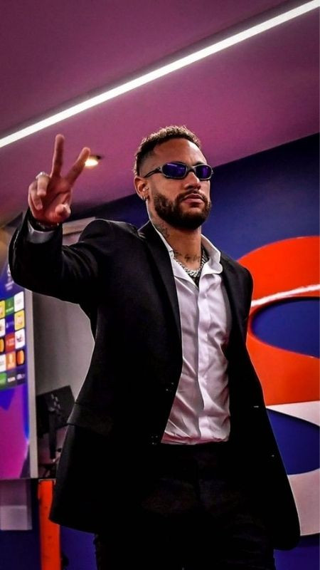 Ảnh Neymar mặc vest lịch lãm ngoài sân cỏ