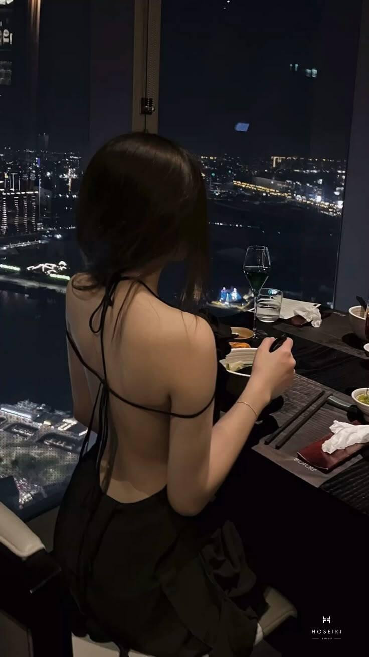 Ảnh người phụ nữ với áo đen thể hiện sự tự tin cuốn hút