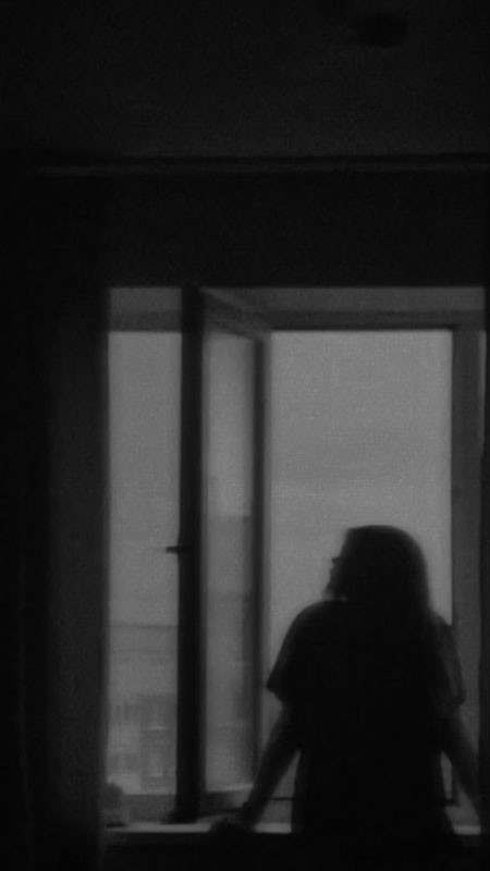 Ánh nhìn đượm buồn trong đêm tối, thể hiện tâm trạng u sầu không nói nên lời