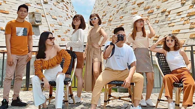 Ảnh nhóm bạn thân tạo dáng vui vẻ