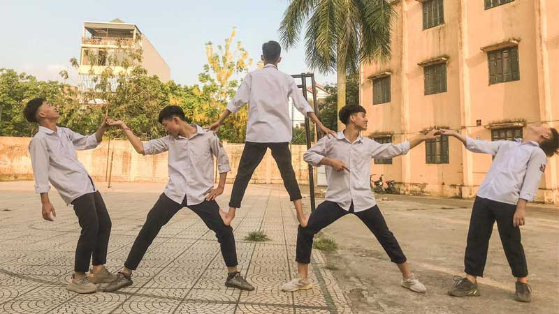 Ảnh nhóm đông thành viên tạo dáng sáng tạo