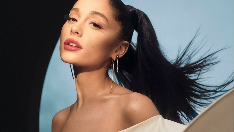Ảnh nữ ca sĩ Ariana Grande với phong cách đặc trưng