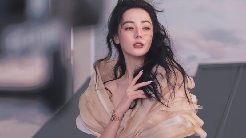 Ảnh nữ diễn viên Địch Lệ Nhiệt Ba với vẻ đẹp lai Tây