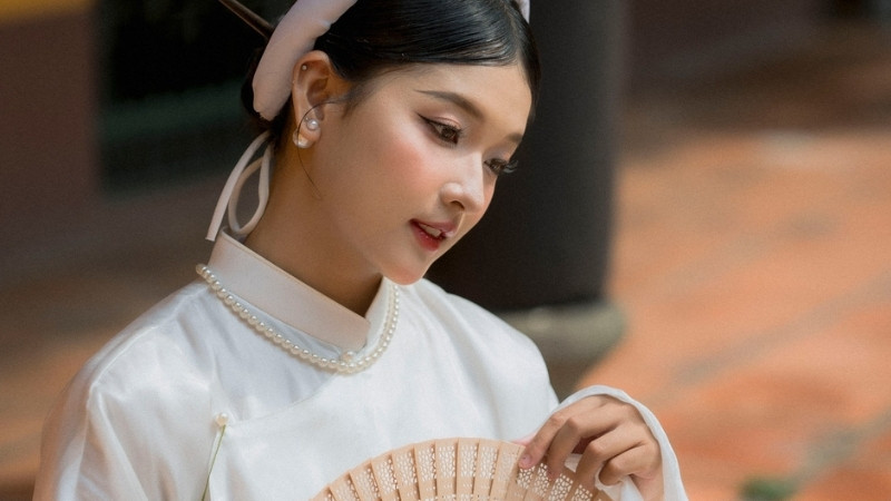 Ảnh nữ dịu dàng trong tà áo dài truyền thống Việt Nam