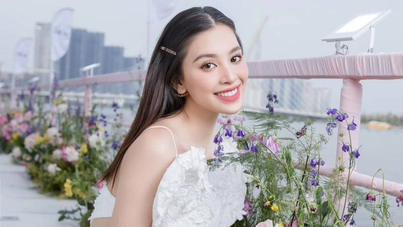 Ảnh nữ Hoa hậu Việt Nam Trần Tiểu Vy rạng rỡ trong tà áo dài