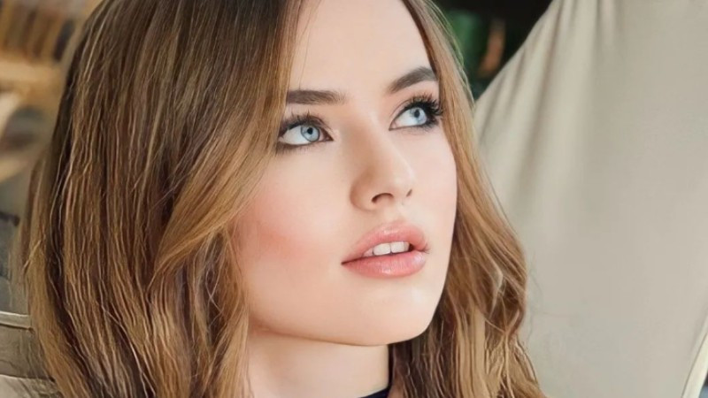 Ảnh nữ mẫu Nga với đôi mắt xanh thu hút đặc trưng