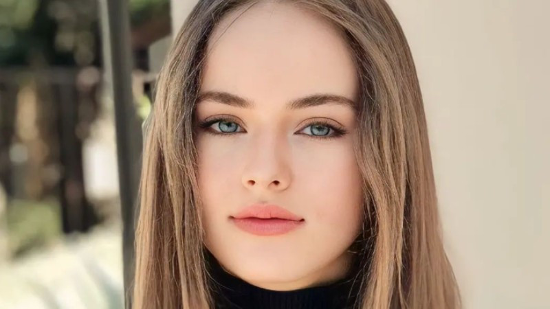 Ảnh nữ người đẹp Nga với đường nét gương mặt hài hòa