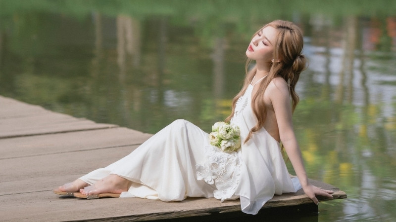 Ảnh nữ trẻ trung dạo bước bên hồ nước