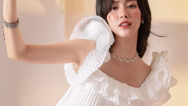 Ảnh nữ xinh đẹp chụp lookbook thời trang dạo phố