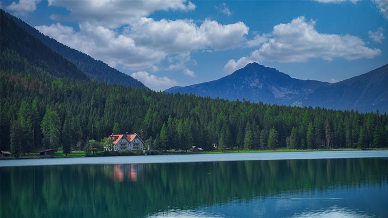 Ảnh phong cảnh buồn trên con đường vắng vẻ