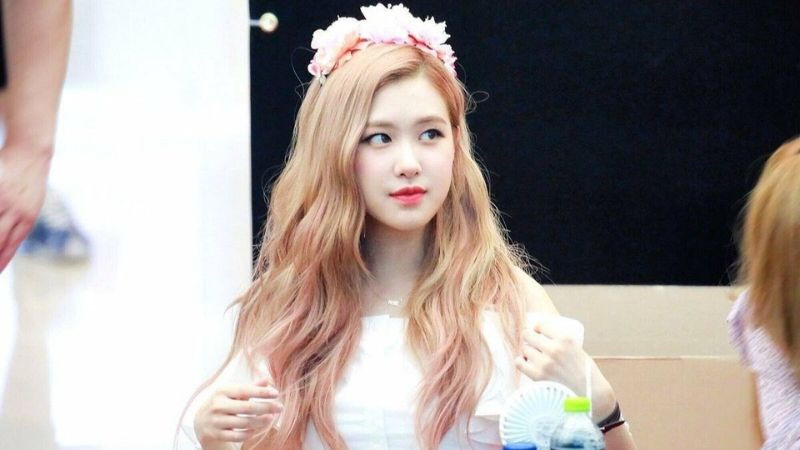 Ảnh Rose Blackpink: Rose chơi guitar, thể hiện niềm đam mê âm nhạc từ nhỏ.