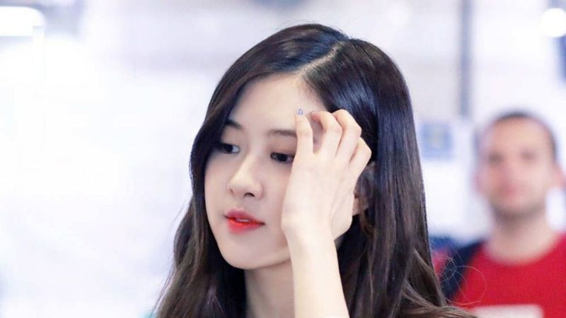 Ảnh Rose đẹp: Rose với biểu cảm dịu dàng, quyến rũ.