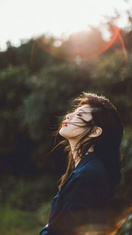 ảnh sad bàn tay che mặt đầy suy tư