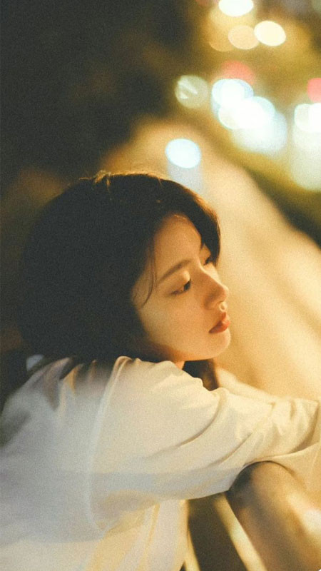 ảnh sad bóng người cô đơn bên cửa sổ