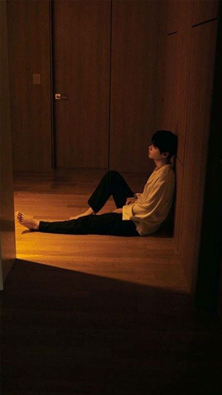 ảnh sad chàng trai đi bộ dưới trời mưa